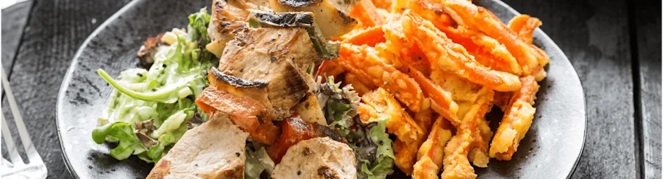Shaslicks met wortelfrietjes en rauwkostsalade