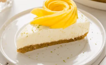 Kokos-limoentaart met frisse stukjes mango
