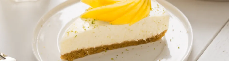 Kokos-limoentaart met frisse stukjes mango