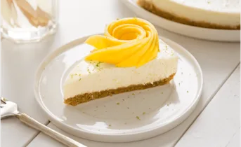 Kokos-limoentaart met frisse stukjes mango