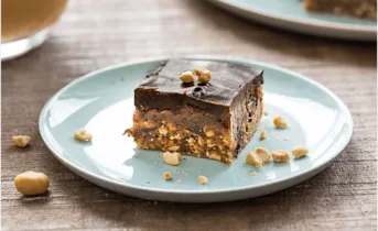 Pinda fudge met dadels en pure chocolade