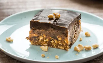 Pinda fudge met dadels en pure chocolade