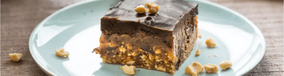 Pinda fudge met dadels en pure chocolade