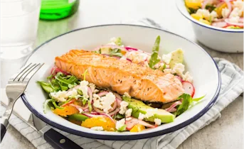 Sinaasappelsalade met gegrilde zalm