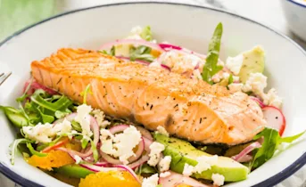 Sinaasappelsalade met gegrilde zalm