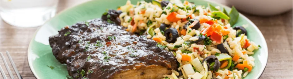 Rijstsalade met knapperige groente en spareribs