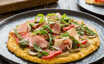 Bloemkoolpizza met rauwe ham en tomaat