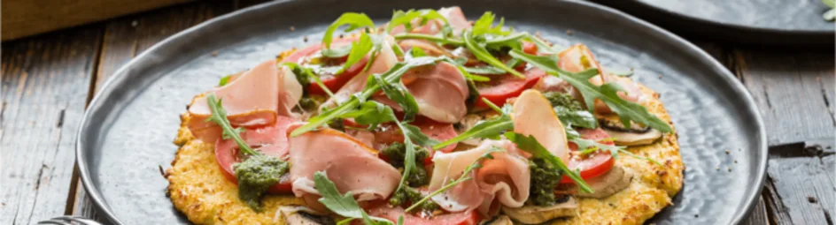 Bloemkoolpizza met rauwe ham en tomaat