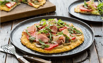 Bloemkoolpizza met rauwe ham en tomaat