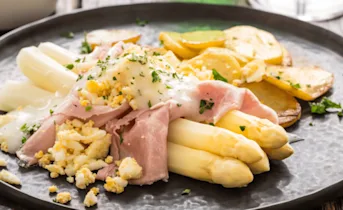 Klassieke witte asperges met ham en ei