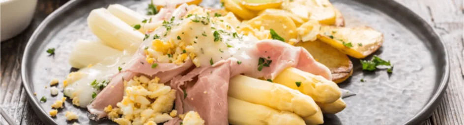 Klassieke witte asperges met ham en ei