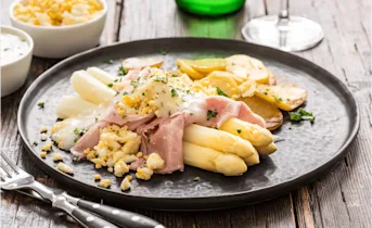 Klassieke witte asperges met ham en ei