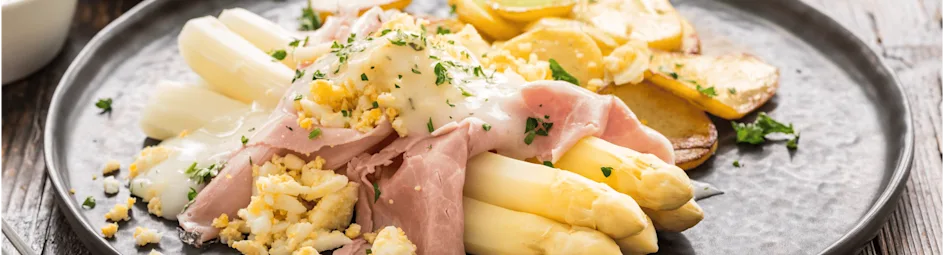 Klassieke witte asperges met ham en ei