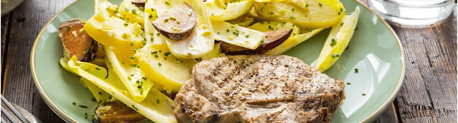Gegrilde karbonade met witlofsalade