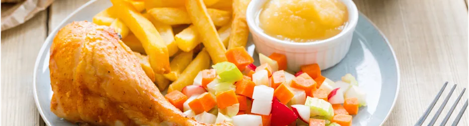 Crispy drumsticks met friet en appelmoes
