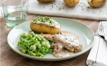 Schnitzel met peperroomsaus, boontjes en gepofte aardappels