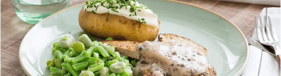 Schnitzel met peperroomsaus, boontjes en gepofte aardappels
