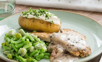 Schnitzel met peperroomsaus, boontjes en gepofte aardappels