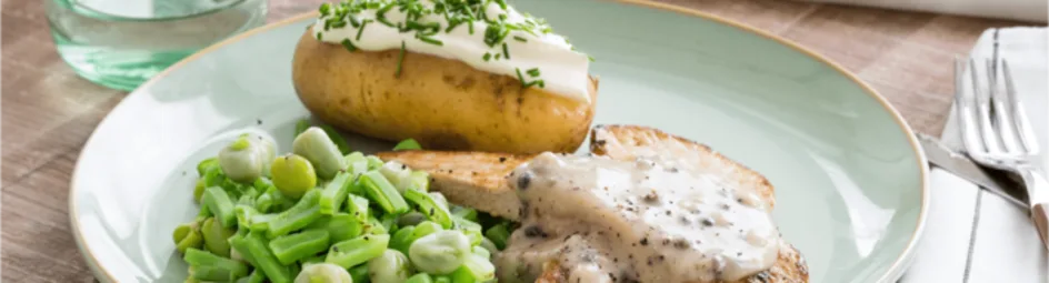 Schnitzel met peperroomsaus, boontjes en gepofte aardappels