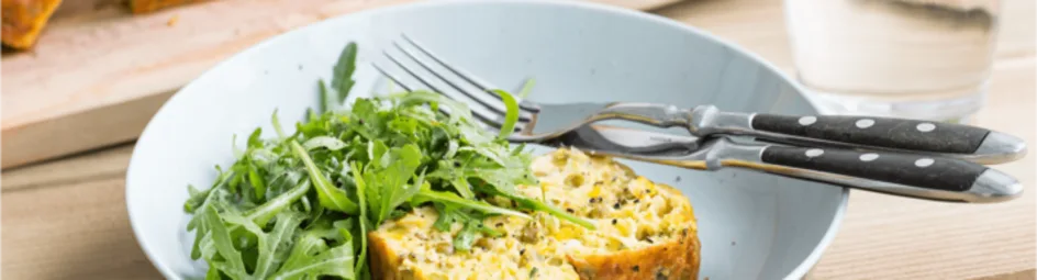 Hartige courgettecake met maïs en erwtjes