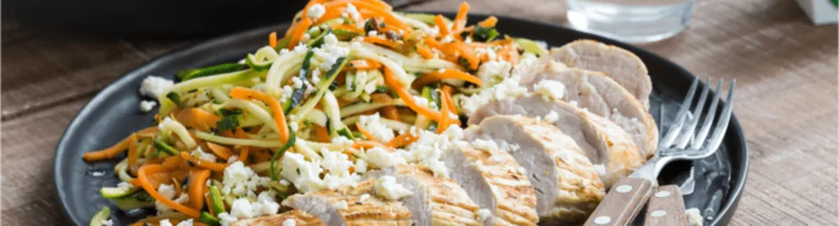 Malse varkenshaas met spaghetti van wortel en courgette