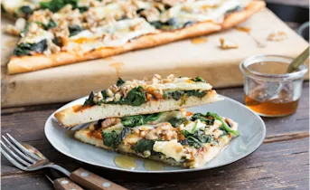Plaatpizza met spinazie, brie en walnoten