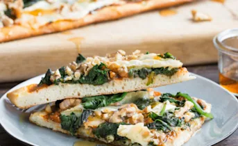 Plaatpizza met spinazie, brie en walnoten