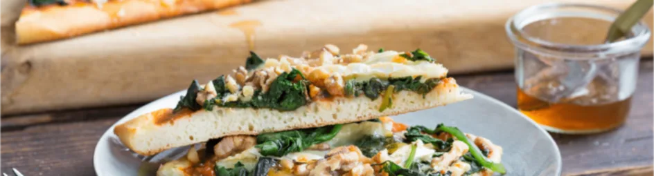 Plaatpizza met spinazie, brie en walnoten