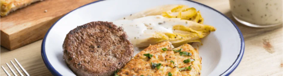 Biefstuktartaar met romige witlof en aardappelpannenkoek