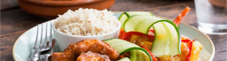 Kibbeling in zoetzure saus met ananas en rijst