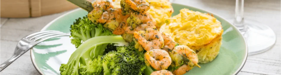 Aardappelgratin met gestoomde broccoli en garnalenspiesen