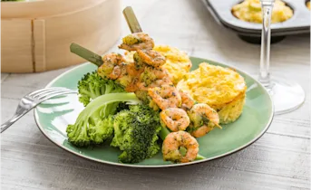 Aardappelgratin met gestoomde broccoli en garnalenspiesen