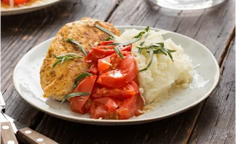 Kipfilet met gesmoorde tomaten en bloemkoolpuree