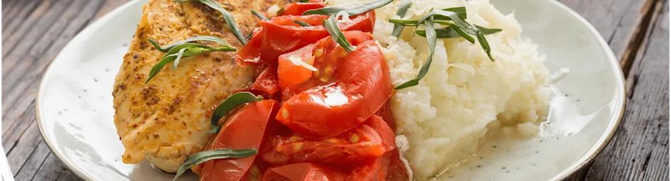 Kipfilet met gesmoorde tomaten en bloemkoolpuree