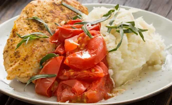 Kipfilet met gesmoorde tomaten en bloemkoolpuree