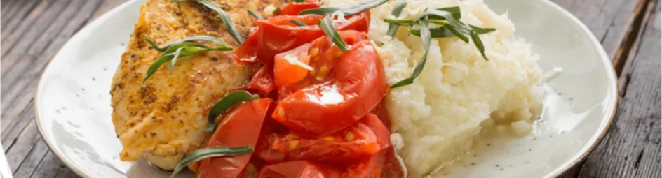 Kipfilet met gesmoorde tomaten en bloemkoolpuree