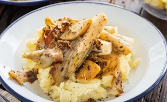 Gekaramelliseerde witlof met appel en ontbijtspek