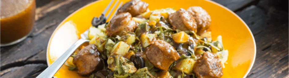 Gestoofde andijvie met aardappelblokjes en verse worst