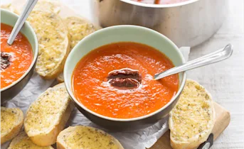 Geroosterde paprikasoep met kaascroutons