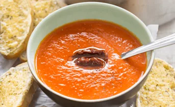 Geroosterde paprikasoep met kaascroutons