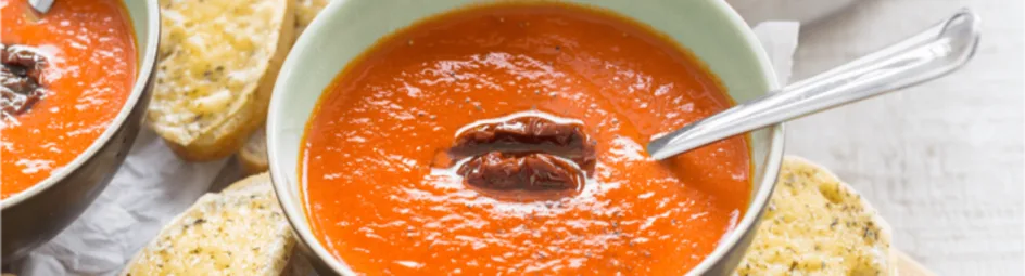 Geroosterde paprikasoep met kaascroutons