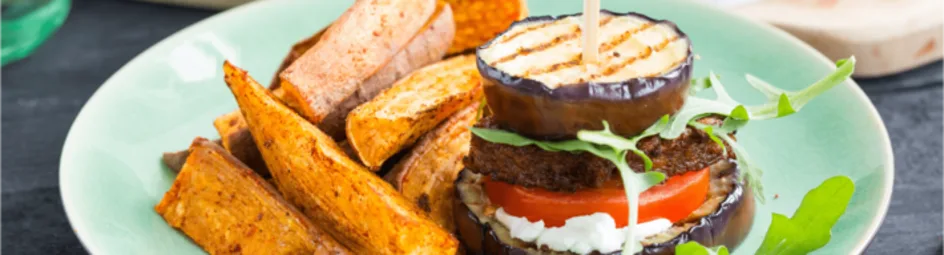 Veggie burgers met aubergine en romige geitenkaas