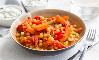 Zoete aardappel-paprikastoof met frisse rauwkost