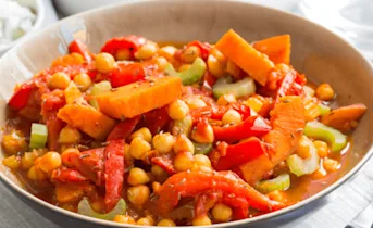 Zoete aardappel-paprikastoof met frisse rauwkost