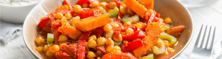 Zoete aardappel-paprikastoof met frisse rauwkost