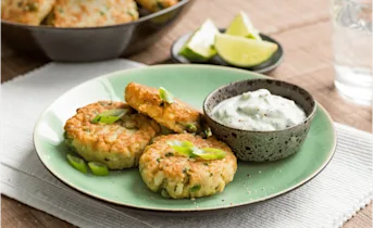 Rijstkoekjes met yoghurtdip