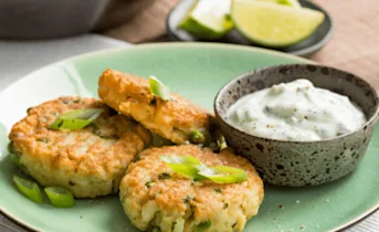 Rijstkoekjes met yoghurtdip