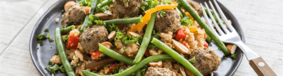 Oosterse couscous-salade met kruidige gehaktballetjes