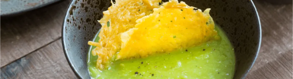 Tuinerwtensoep met krokant kaas koekje