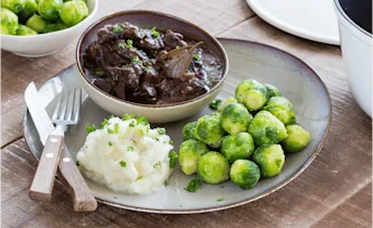 Stoofvlees met bloemkoolpuree en gekarameliseerde spruitjes